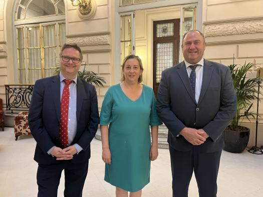 El gobierno regional destaca el aceite de oliva como un cultivo clave para la sociedad y la economía.