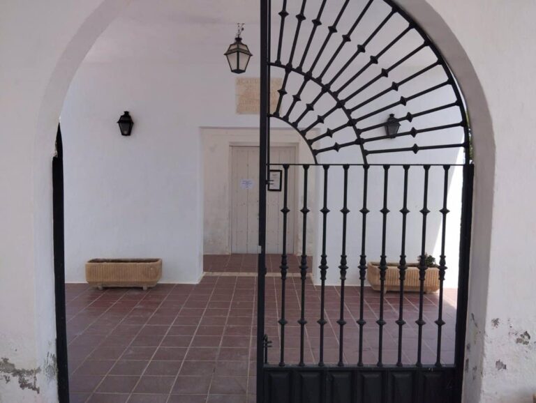 Roban más de cien crucifijos de bronce en el Cementerio de La Guardia