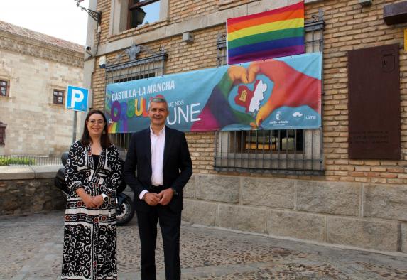 Celebra la delegación de la Junta en Toledo el Orgullo con la bandera arcoíris y la pancarta oficial del 28 de junio