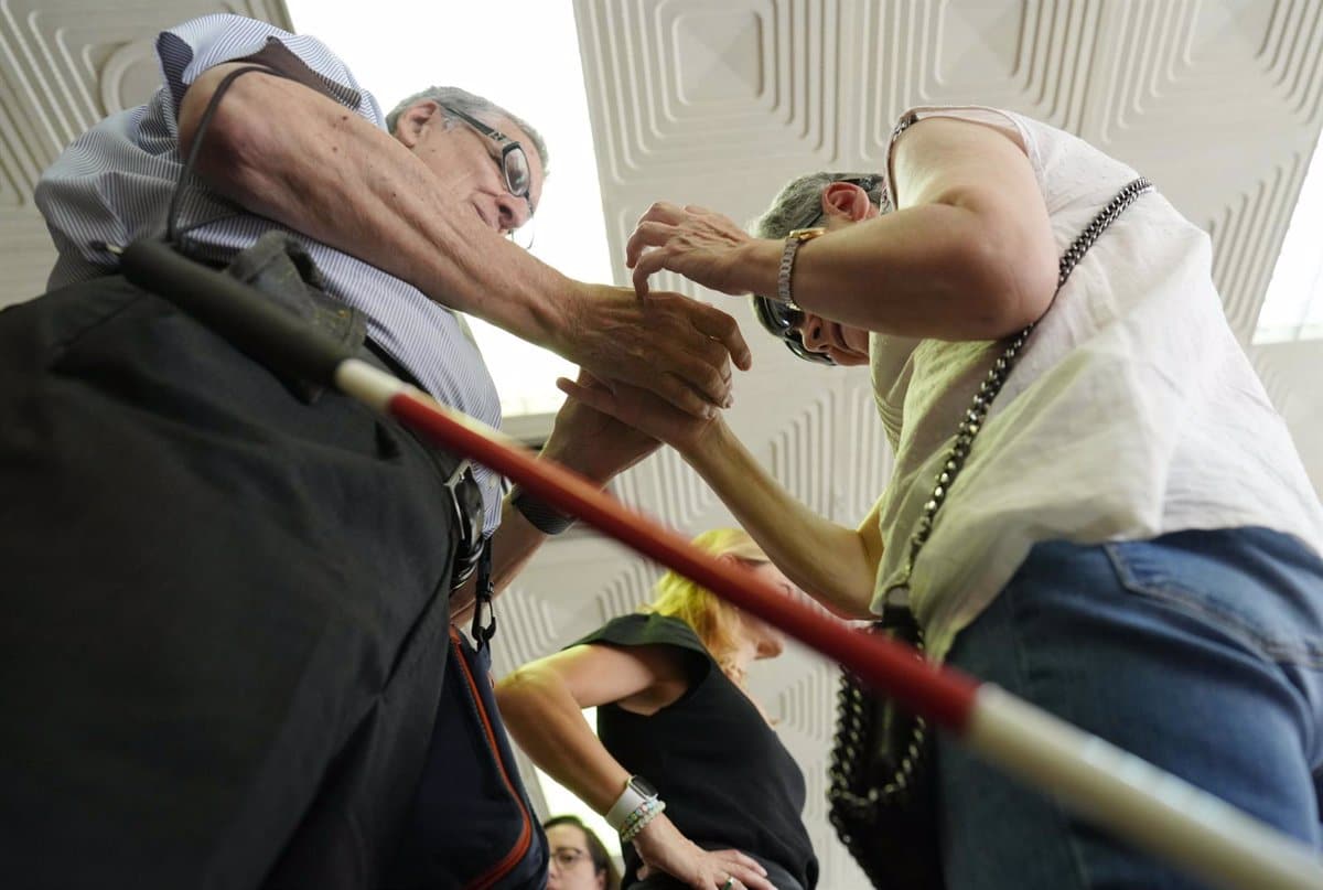 Personas con sordoceguera de Castilla-La Mancha demandan mayor inclusión social en cupones de lotería