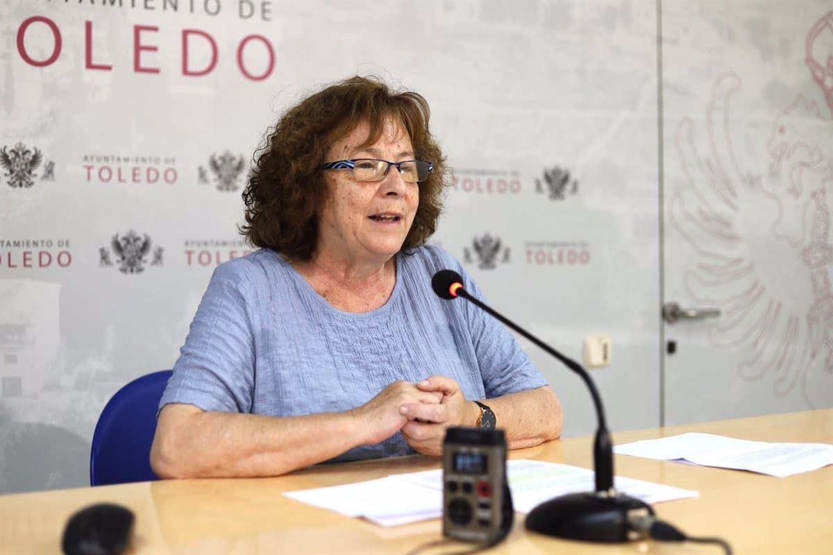 Entrega en Toledo de Bono Libro de 20 Euros a Niños de Ocho Años.