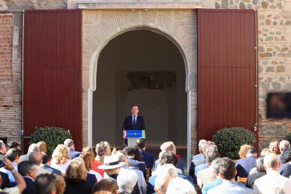 Celebrando la colaboración de instituciones en el proyecto urbano del Salón Rico, Velázquez promueve el impulso conjunto.