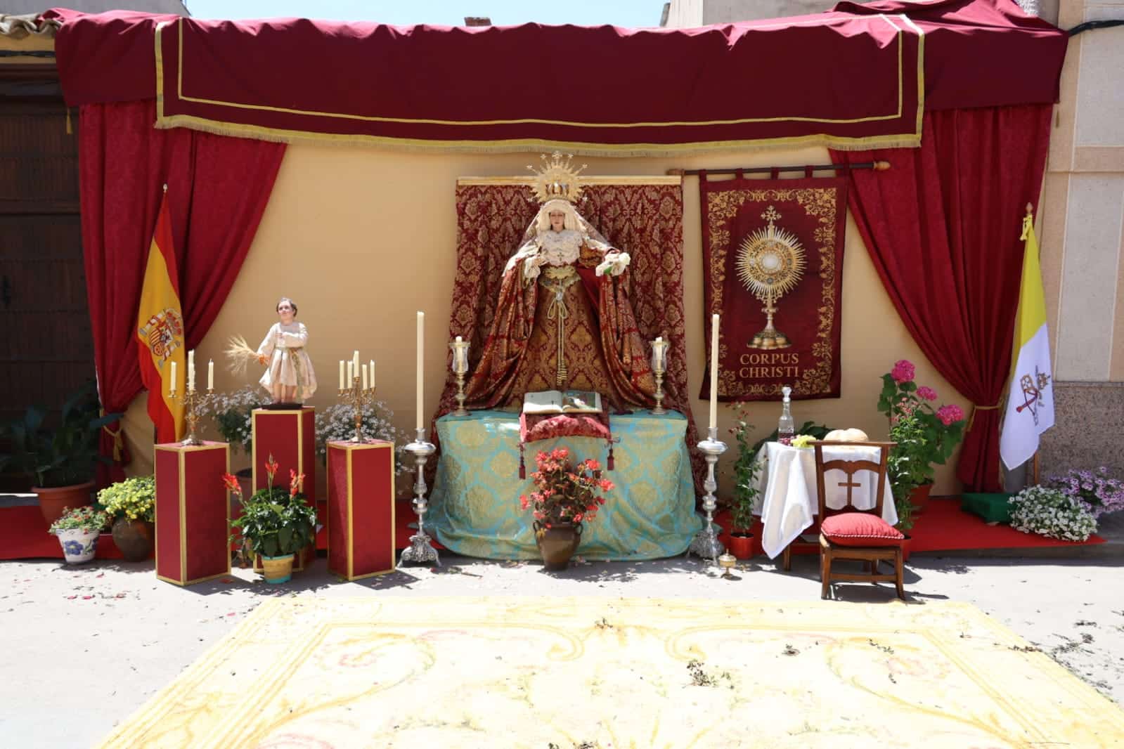 La festividad del Corpus Christi en Villacañas se celebra en las calles junto a niños recién comulgados.