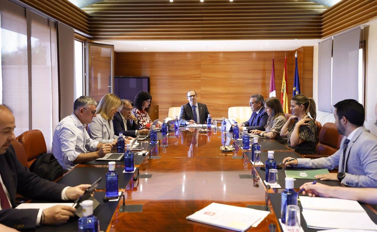 Debate en el Pleno de las Cortes sobre la asignación de créditos para Elecciones, Educación, Sanidad y Mayores