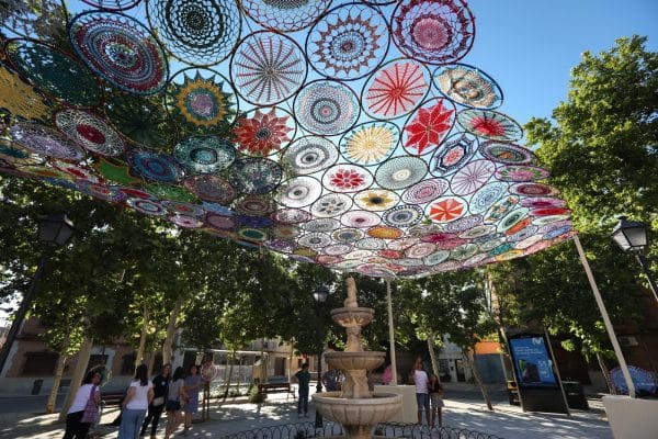 Ampliación del proyecto “Sueños de colores” de Azucaica Teje a barrios distintos, una sugerencia de Velázquez.
