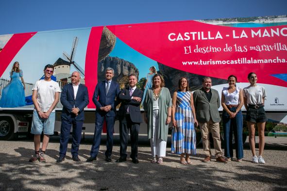 La Oficina Móvil de Promoción de Castilla-La Mancha llega a Destinos Costeros para Alcanzar a Más de Medio Millón de Personas.