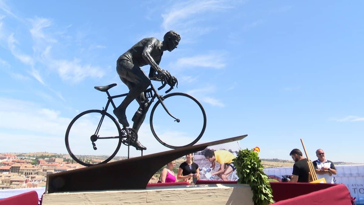 La Estatua de Bahamontes Vuelve a Brillar en Toledo en Honor al Ciclista en su 96º Aniversario