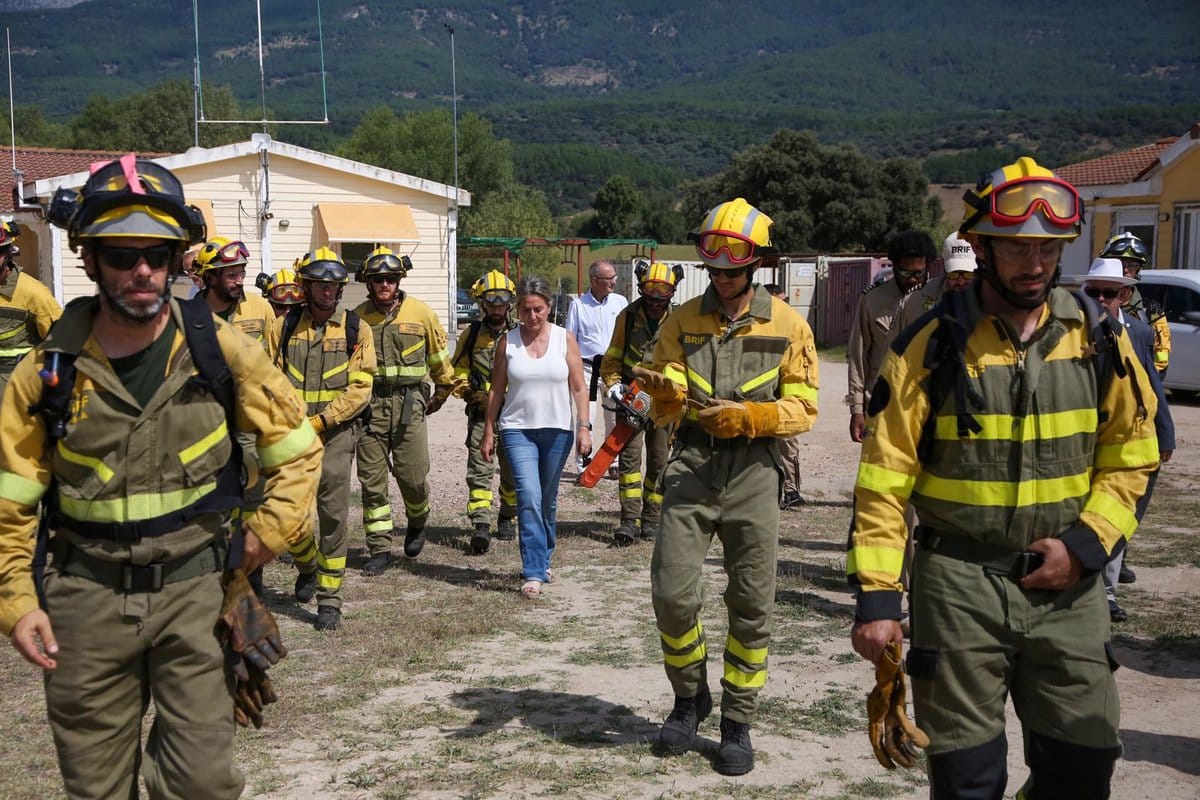 Recorrido de Tolón por las renovadas instalaciones de la BRIF en La Iglesuela