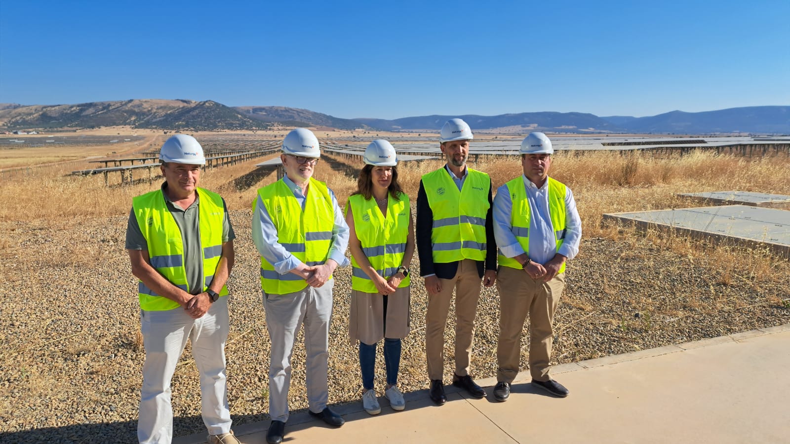 Una delegación de la Junta visita uno de los mayores complejos de energía solar fotovoltaica de Castilla-La Mancha