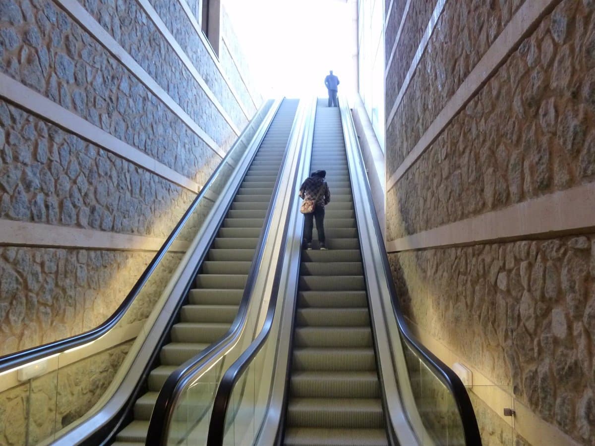 El Ayuntamiento de Toledo desalienta la peligrosa práctica de escalar el remonte de Miradero