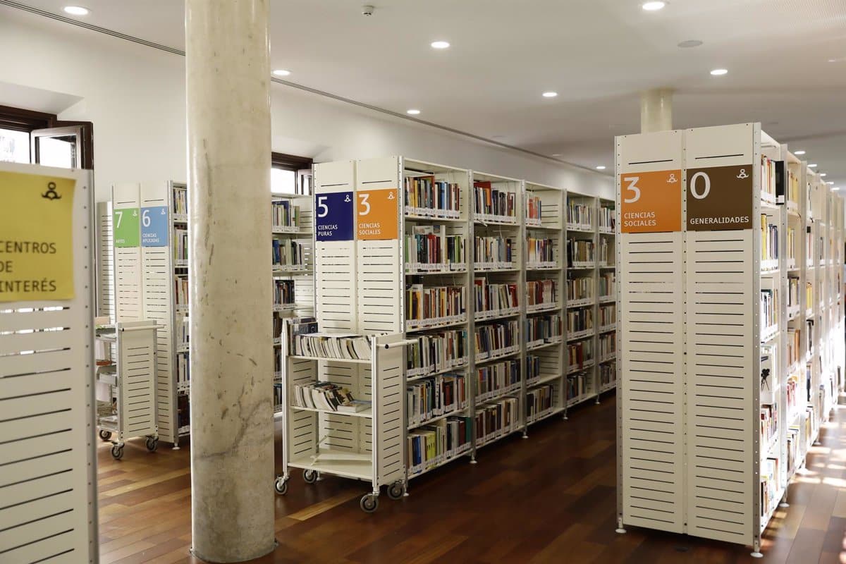 Las bibliotecas de Castilla-La Mancha mantienen sus puertas abiertas en agosto para promover la cultura regional.