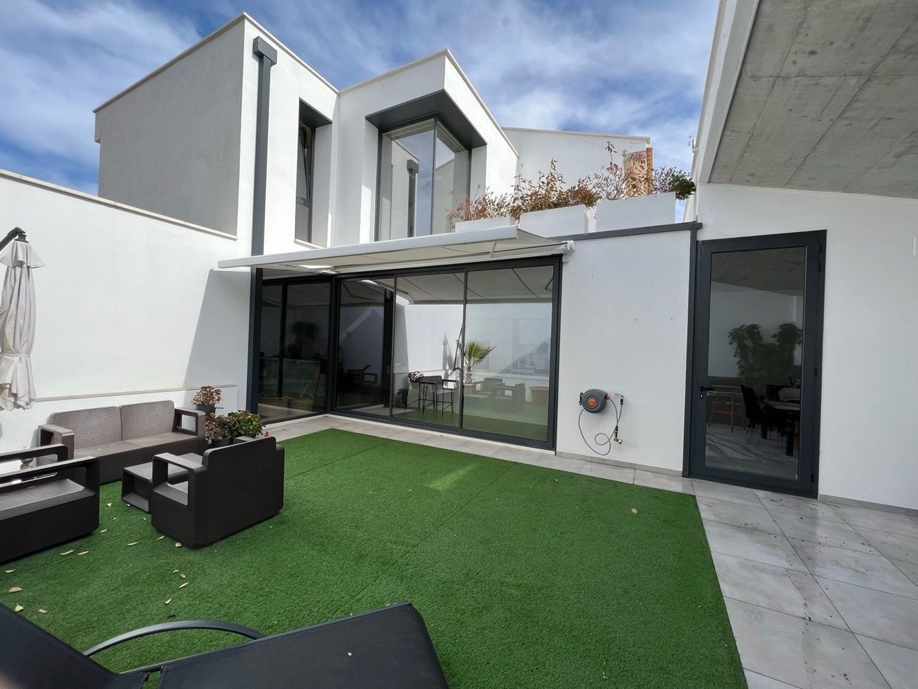 Carpintería Metálica Villanueva: El Aluminio como Clave para una Mayor Eficiencia Energética en Verano