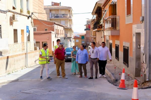 El alcalde promete una mejora notable para los habitantes y estudiantes del Colegio Ángel del Alcázar con la renovación en la zona de las Vírgenes