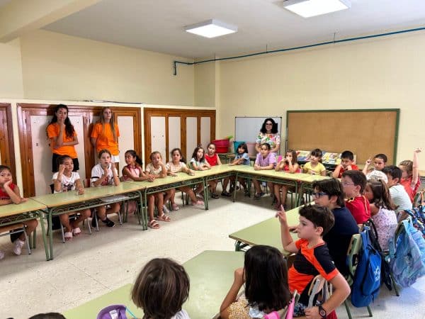Marisol Illescas participa en las actividades infantiles de los campamentos en la ciudad.