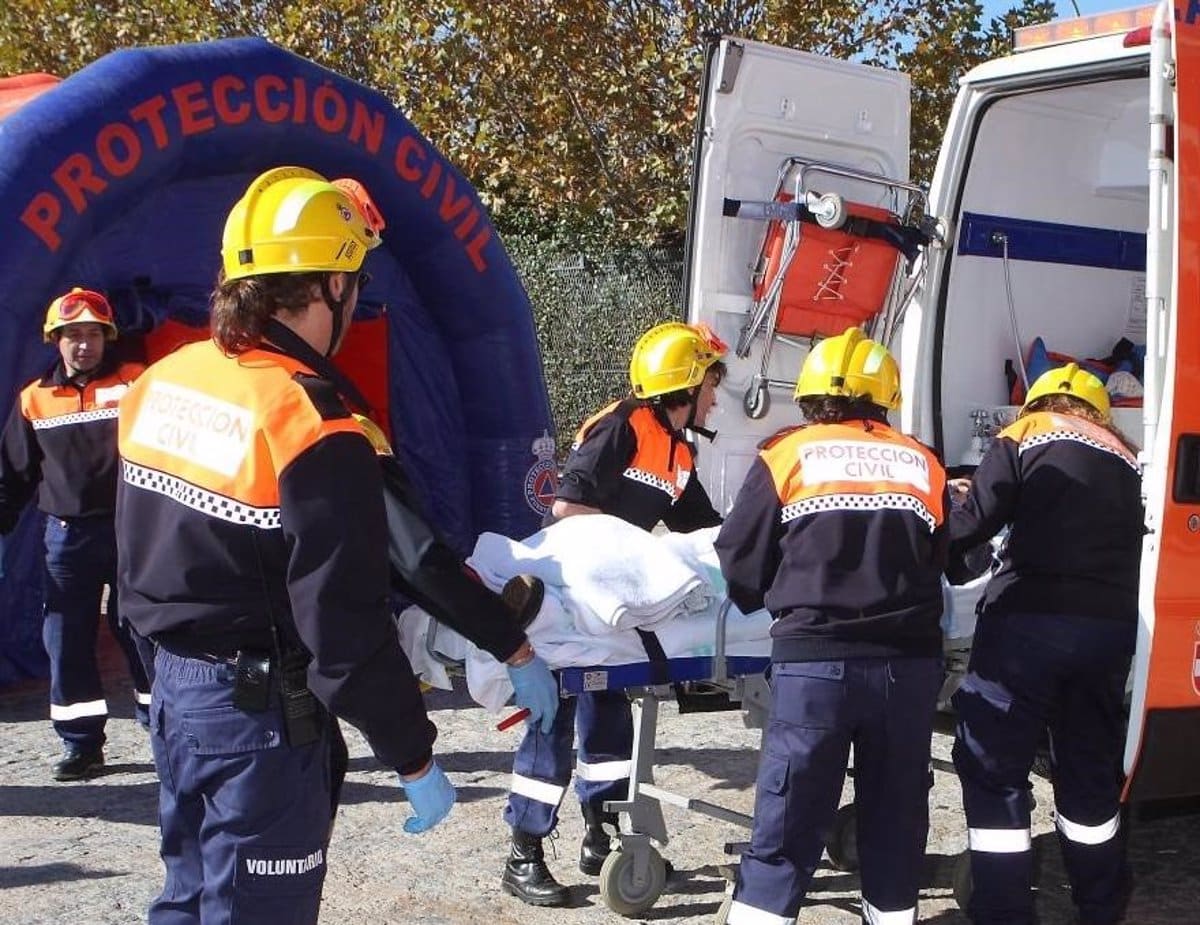 Los voluntarios de Protección Civil brindan asistencia a una mujer en trabajo de parto dentro de una ambulancia en Toledo.