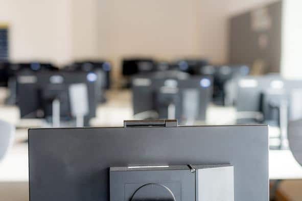 Compra de mobiliario y equipamiento informático para centros de educación de adultos y IES de Formación Profesional.