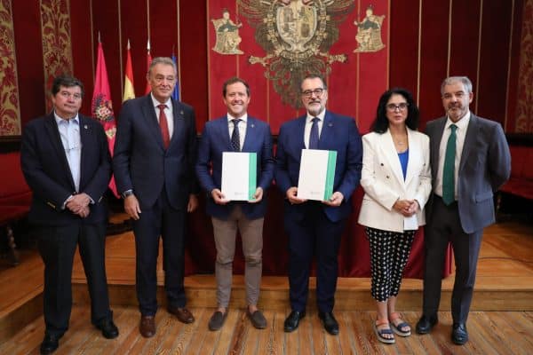 El alcalde reafirma su compromiso en la lucha contra el cáncer junto a los expertos en prevención y sensibilización.