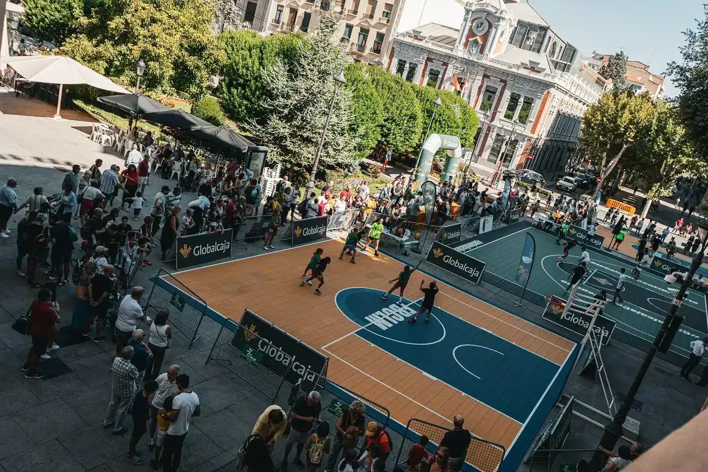 Éxito del 3×3 Circuito Globalcaja: 200 Deportistas Iluminan la Plaza del Altozano con su Talento en Baloncesto