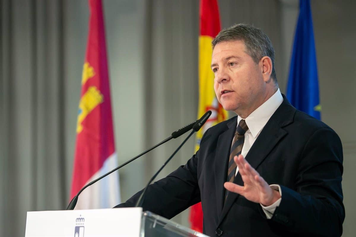 Page Elogia la Democracia Representativa como Antídoto Contra el Populismo que Afecta a los Partidos Políticos