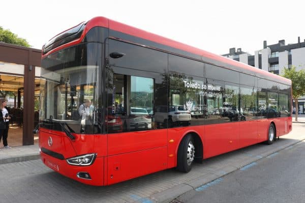 Velázquez destaca el progreso en el transporte público con la incorporación de cinco autobuses eléctricos y sostenibles.