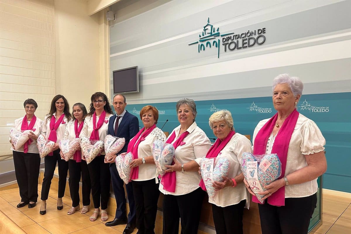 Título Reescrito: «Mujeres se Juntan para Crear 700 Cojines Terapéuticos para Apoyar a Pacientes de Cáncer de Mama en Toledo»