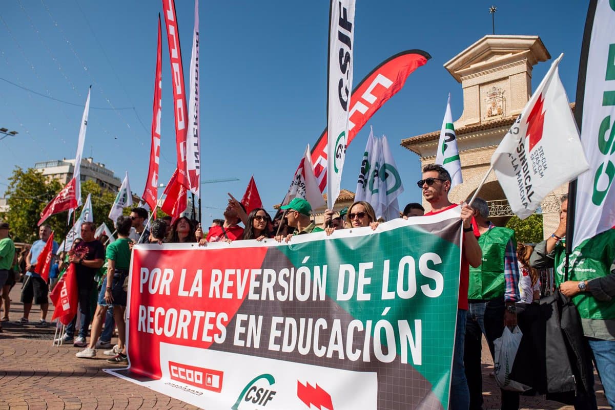Vídeo: STE, CSIF y CCOO anticipan la adhesión de 7.000 docentes a la huelga y consideran posibles nuevas protestas laborales.