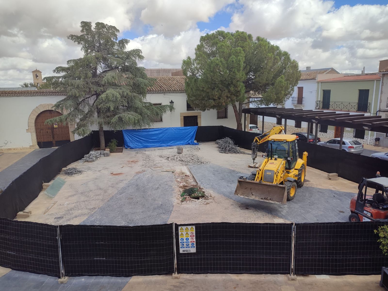 El Ayuntamiento de Miguel Esteban da comienzo a la renovación de la Plaza de los Mártires con un tributo a la Jota Pujada.