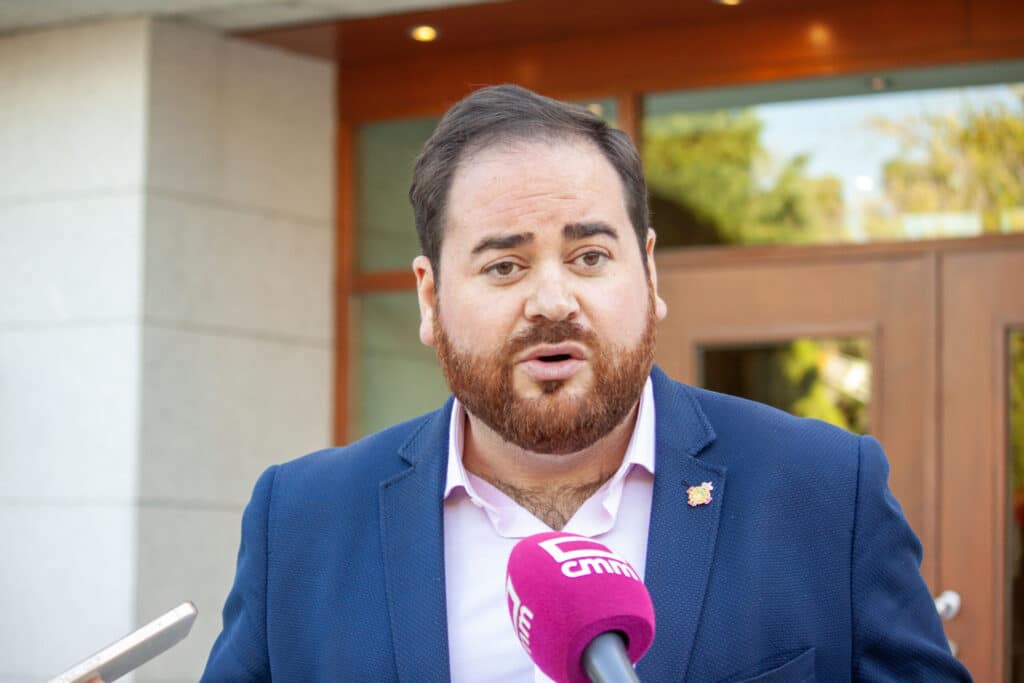 Camacho afirma que el Debate del Estado de la Región puso de manifiesto que «contamos con el Gobierno autonómico más comprometido socialmente» de España, según el PSOE de Castilla-La Mancha.