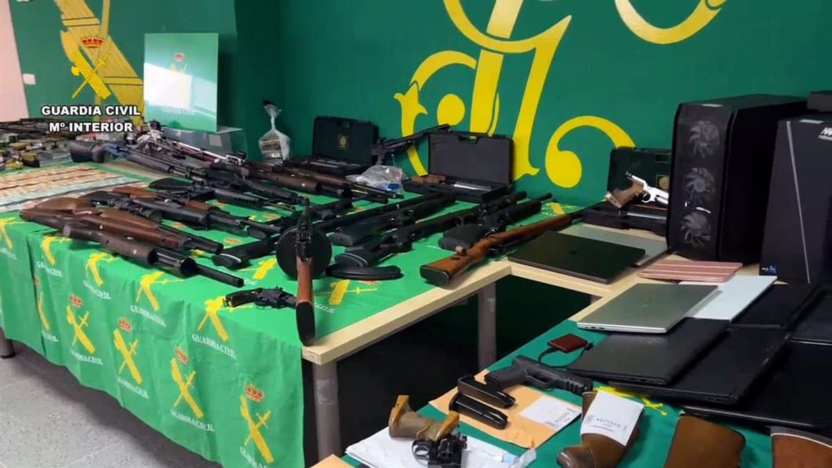 Desarticulan una red delictiva en Cáceres y Toledo: tres arrestados y ocho bajo investigación por tenencia de más de 80 armas y municiones.