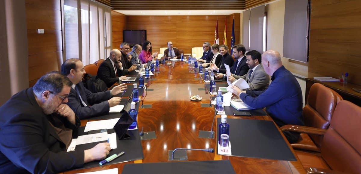 El Pleno de las Cortes Regionales Discutirá Este Jueves Ayudas para Autónomos, Inmigración y el Cultivo del Azafrán