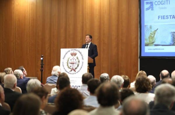 El alcalde se une a ingenieros industriales para seguir optimizando la ciudad.