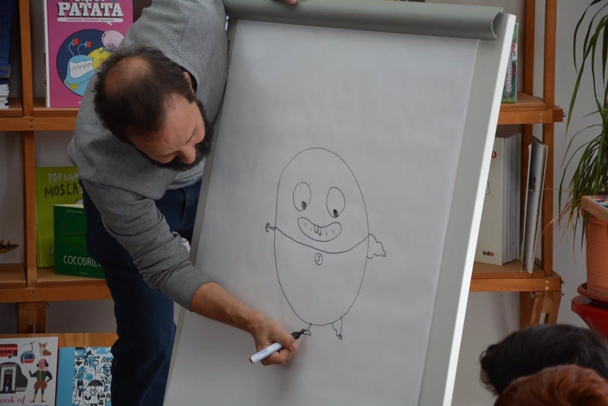 El creador de ‘Superpatata’ imparte una divertida clase de cómic infantil en Toledo, enseñando a dibujar a su emblemático personaje.