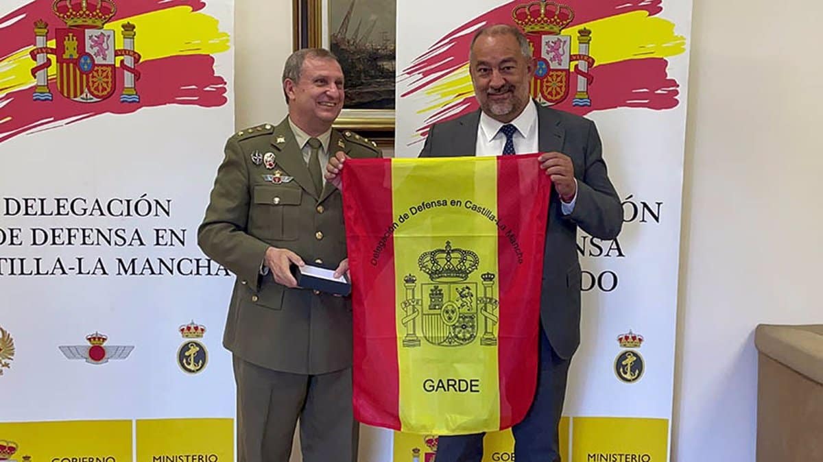El rector de la UCLM recibe la Bandera de Mochila durante su visita a la Delegación de Defensa de Castilla-La Mancha.