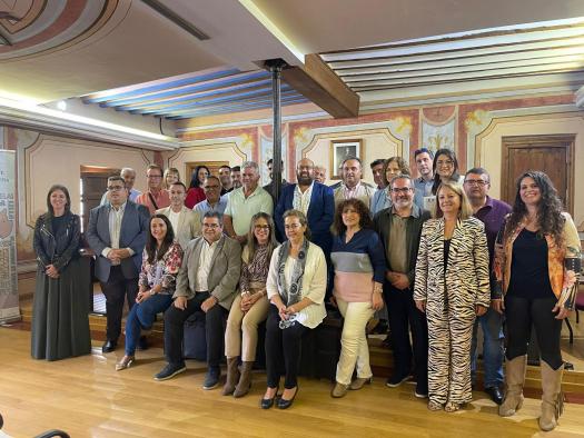 Se firman 37 nuevos contratos en la Mesa de Ocaña para fomentar el emprendimiento y los servicios con una inversión de un millón de euros.