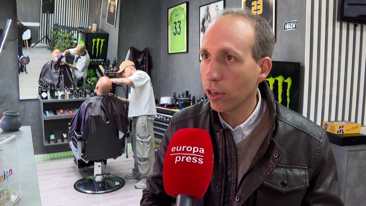 La Diputación de Toledo Respaldará a Sebastián, el Peluquero que Cortará el Pelo durante 24 Horas en La Mata para Beneficiar a Afanion