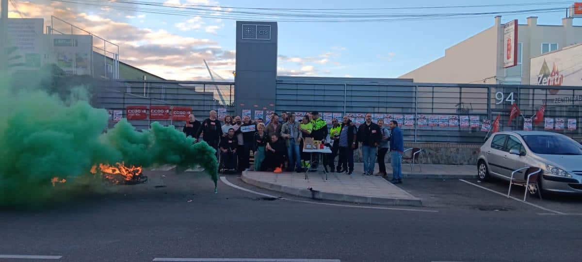 Trabajadores de COCEMFE Toledo inician huelga indefinida debido a atrasos en el pago de salarios.