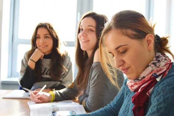 4,200 estudiantes de la región se preparan para lograr el certificado B1 en idiomas con exámenes gratuitos. ¡Éxito garantizado!