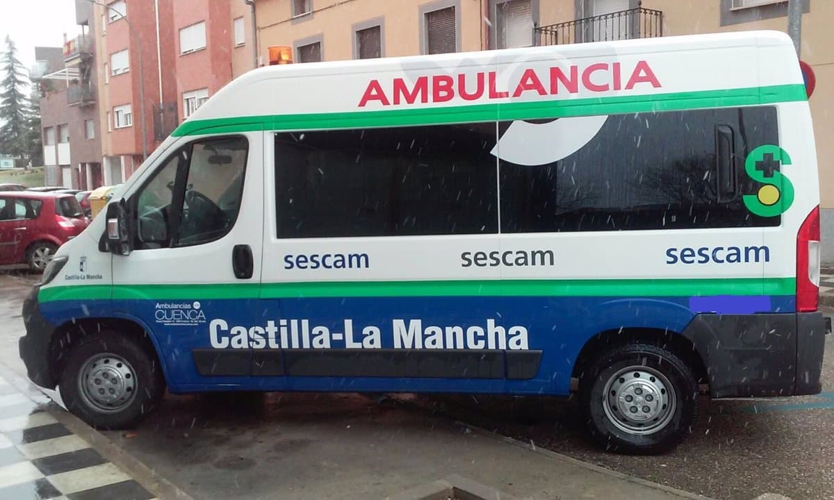 CCOO, UGT y USO se manifiestan ante el Sescam por el estancamiento del convenio colectivo de Transporte Sanitario este jueves.