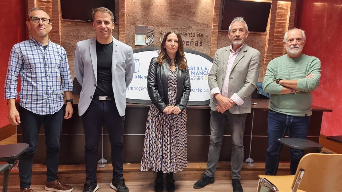 Deportistas de élite inspiran a las jóvenes de Valdepeñas para evitar el abandono prematuro del deporte este jueves.