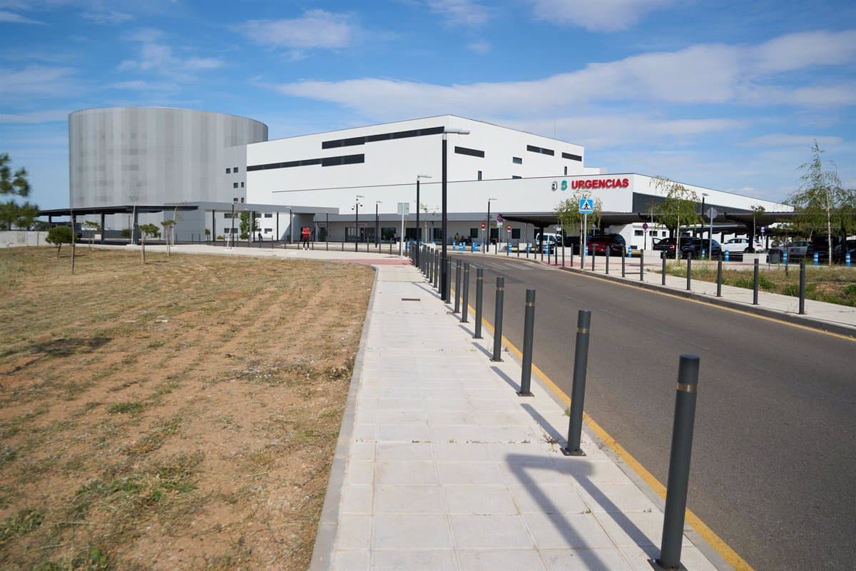 Dos adolescentes resultan heridos tras chocar su motocicleta contra un automóvil en Fuensalida, Toledo, en un accidente alarmante.