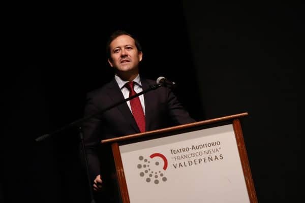El alcalde recibe la Insignia de Oro en representación de quienes hacen única la celebración del Corpus Christi en Toledo.