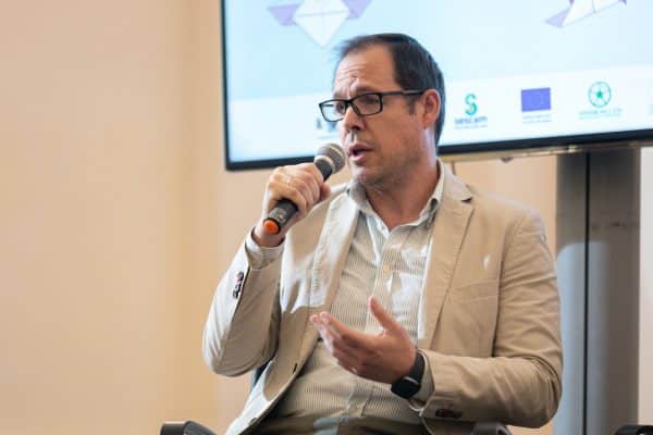 Illescas destaca los logros del programa ‘Toledo Comunitario’ en el fomento de la convivencia vecinal y el fortalecimiento de la red de apoyo social.