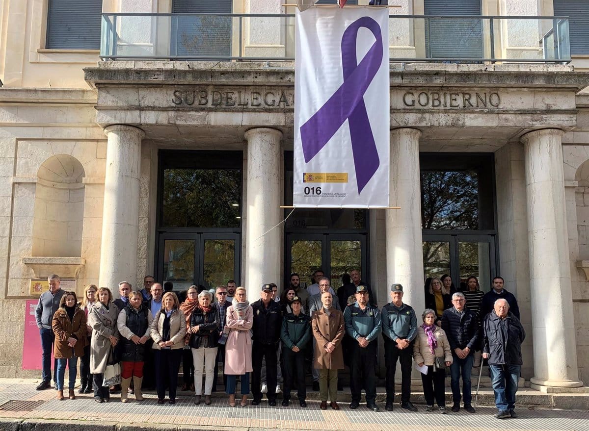 La Delegación de Gobierno Reafirma su Compromiso Contra la Violencia de Género con Minutos de Silencio Más Allá del 25 de Noviembre