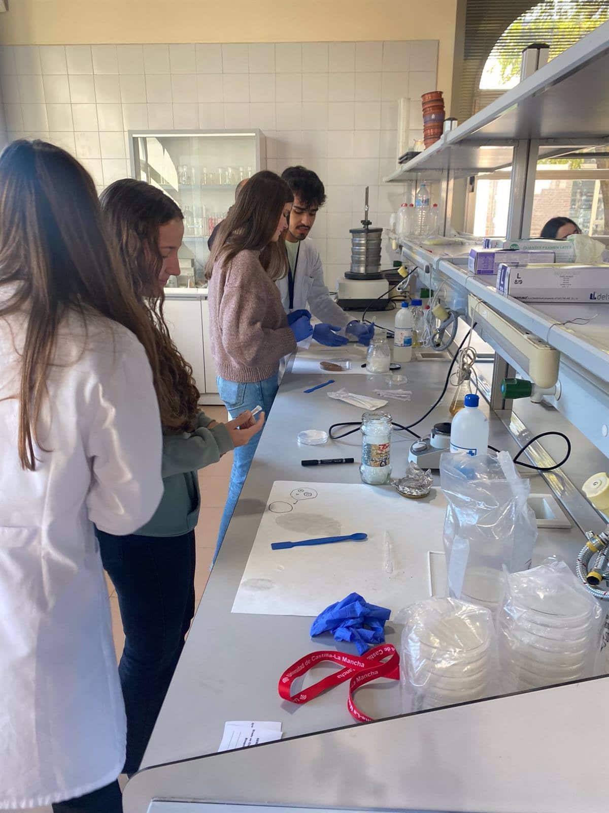 La Facultad de Ciencias Ambientales y Bioquímica conecta la ciencia con los institutos de C-LM y capta nuevos estudiantes.
