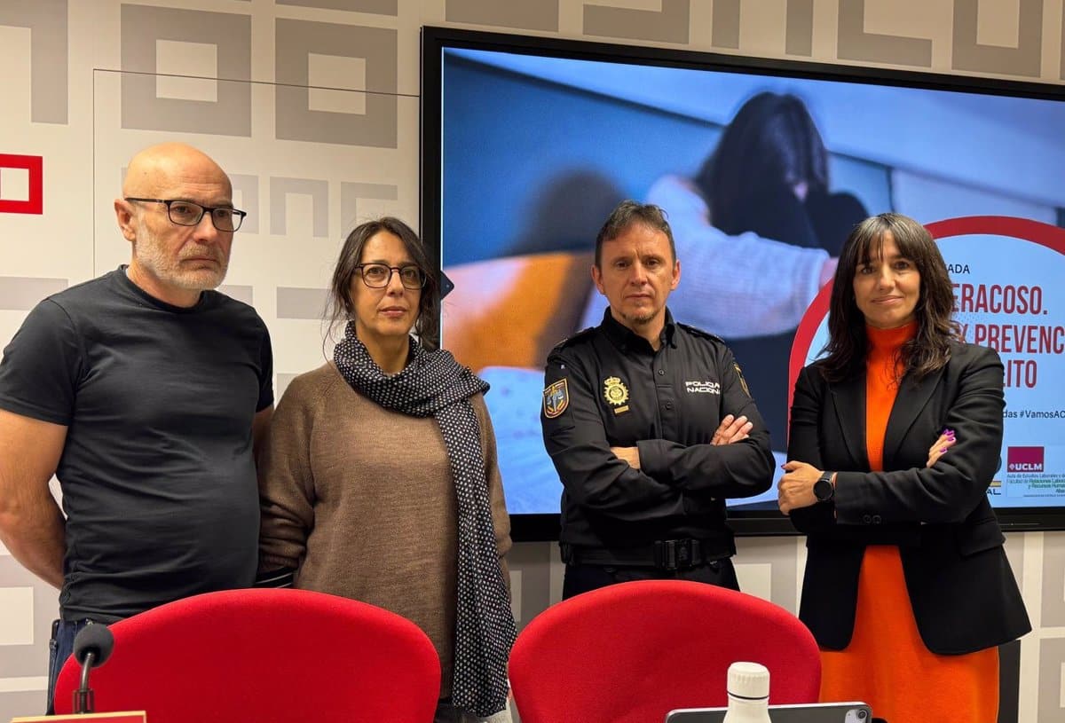 La Policía Nacional alerta: «Dejar a los menores en Internet es más arriesgado que confiarles las llaves de un coche»