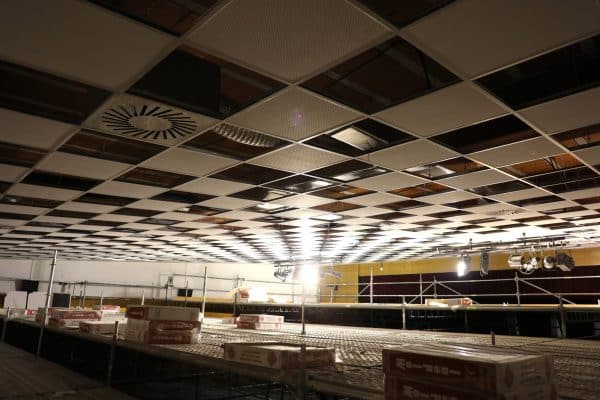 Transformaciones en la Sala Thalía: Nuevo techo, iluminación mejorada, sistema de saneamiento actualizado y suelo antideslizante después de las obras de rehabilitación.