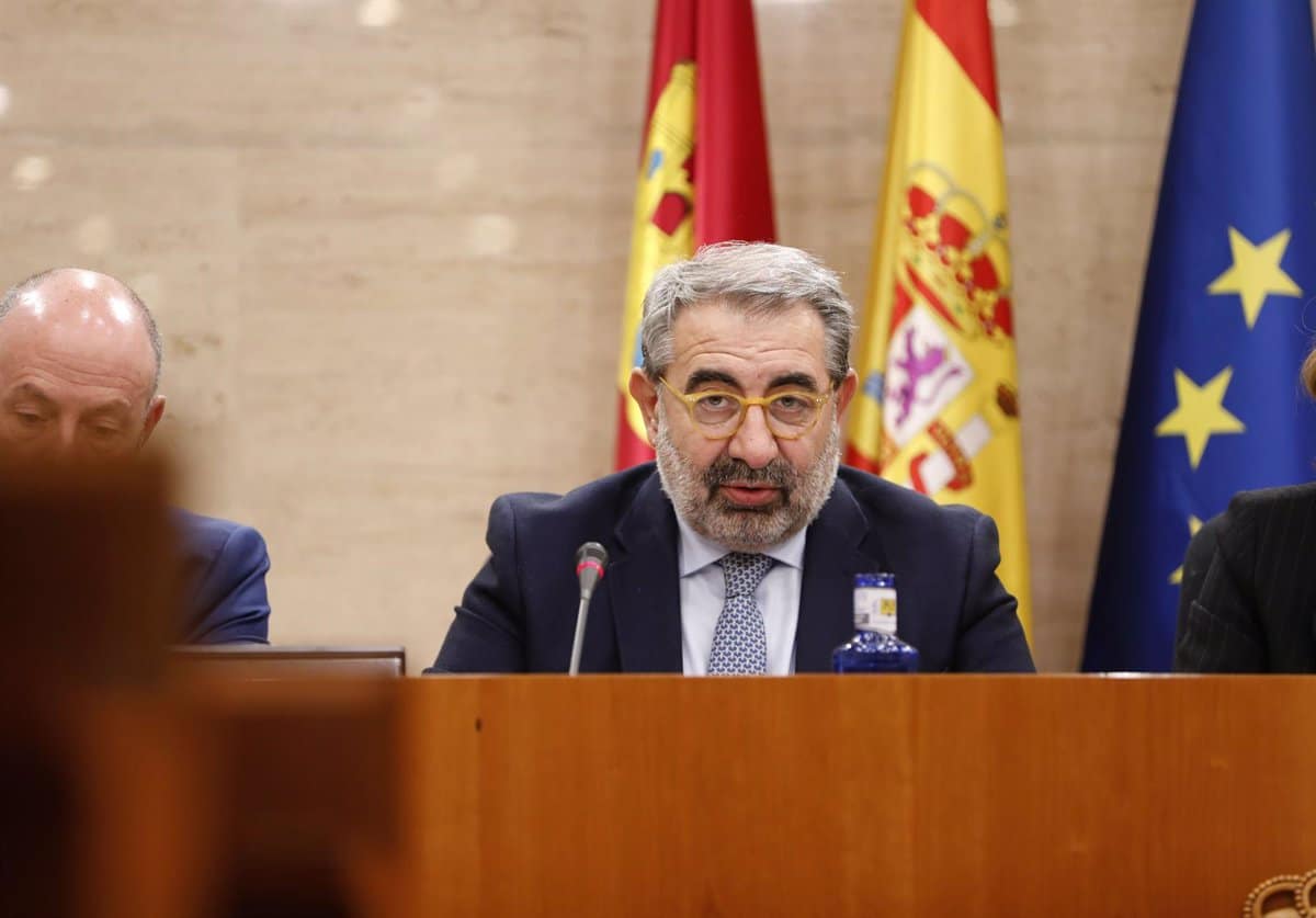 Sanz respalda el presupuesto de 2025 como un avance en sanidad en C-LM, mientras que PP y Vox lo catalogan de insuficiente.