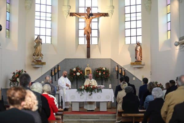 Velázquez anuncia que se está considerando la restauración de 26 sepulturas adicionales en el cementerio municipal.