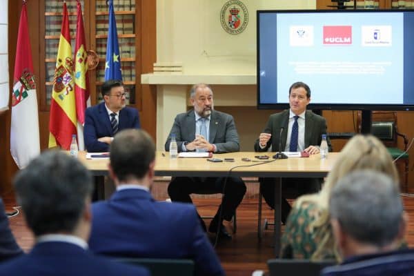 Velázquez enfatiza la relevancia simbólica de revitalizar el emblemático campo de fútbol Carlos III para la comunidad y los estudiantes de la UCLM.