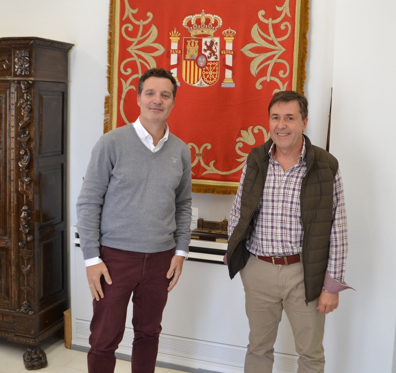 Miguel Esteban firma un convenio para apoyar la tradición belenística en el barrio del Pozo Nuevo